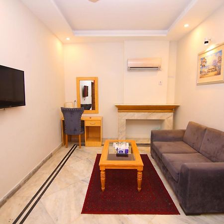 Premier Inn Mall Лахор Екстериор снимка