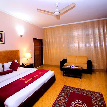 Premier Inn Mall Лахор Екстериор снимка