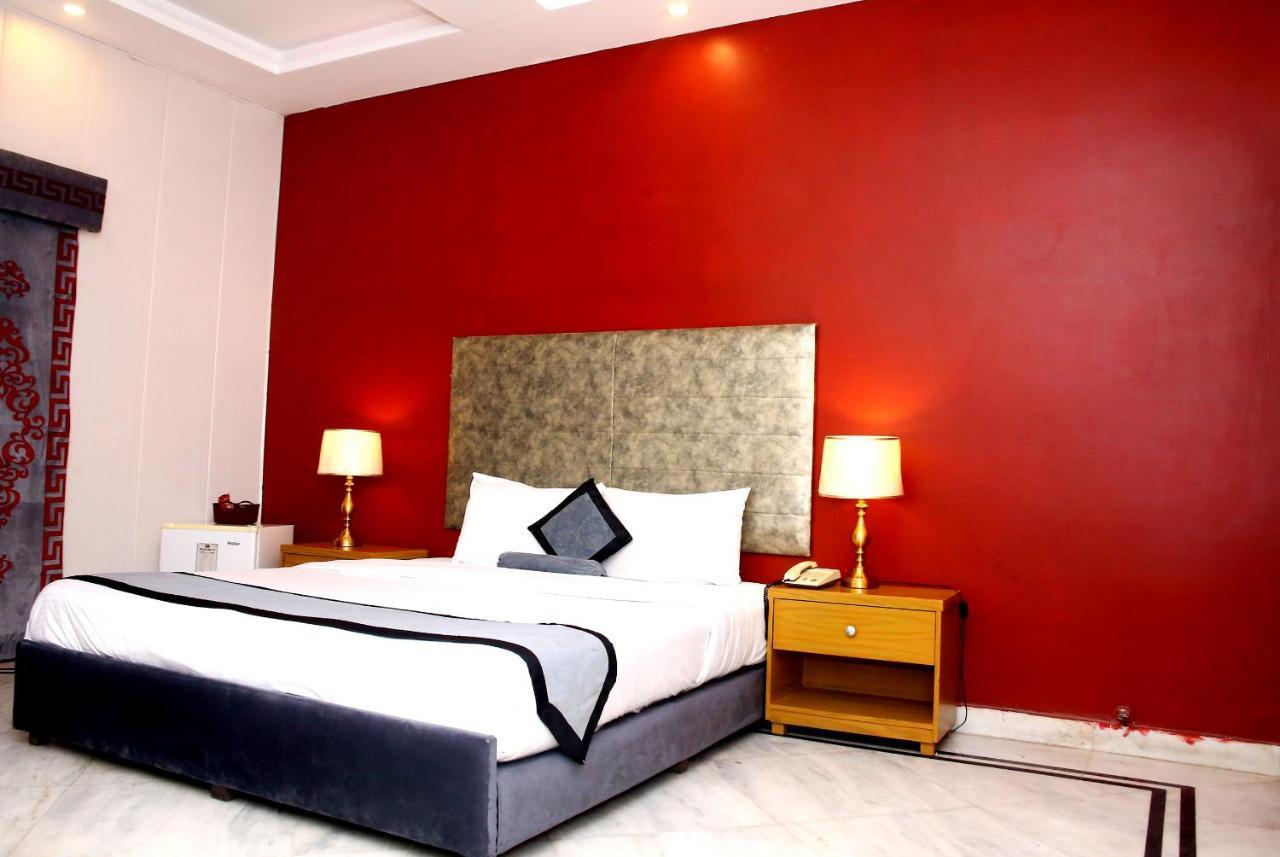 Premier Inn Mall Лахор Екстериор снимка