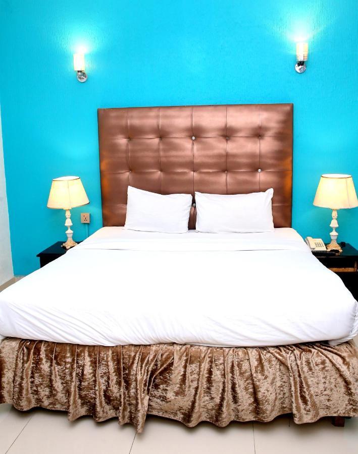Premier Inn Mall Лахор Екстериор снимка