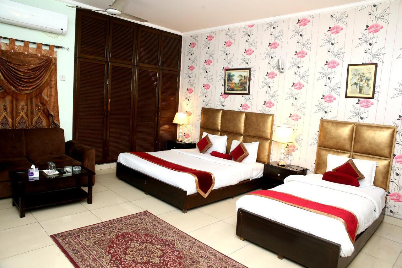Premier Inn Mall Лахор Екстериор снимка