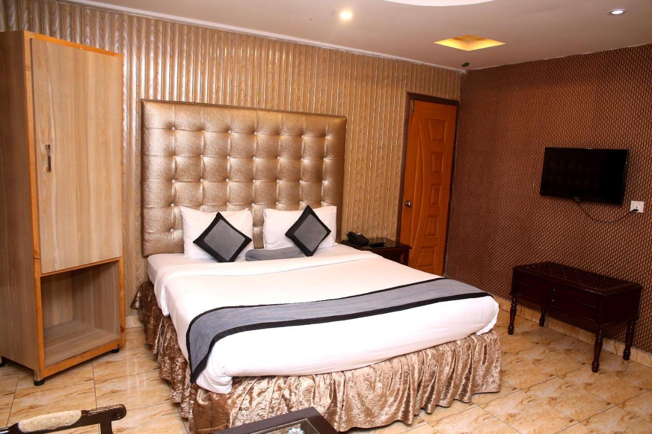 Premier Inn Mall Лахор Екстериор снимка