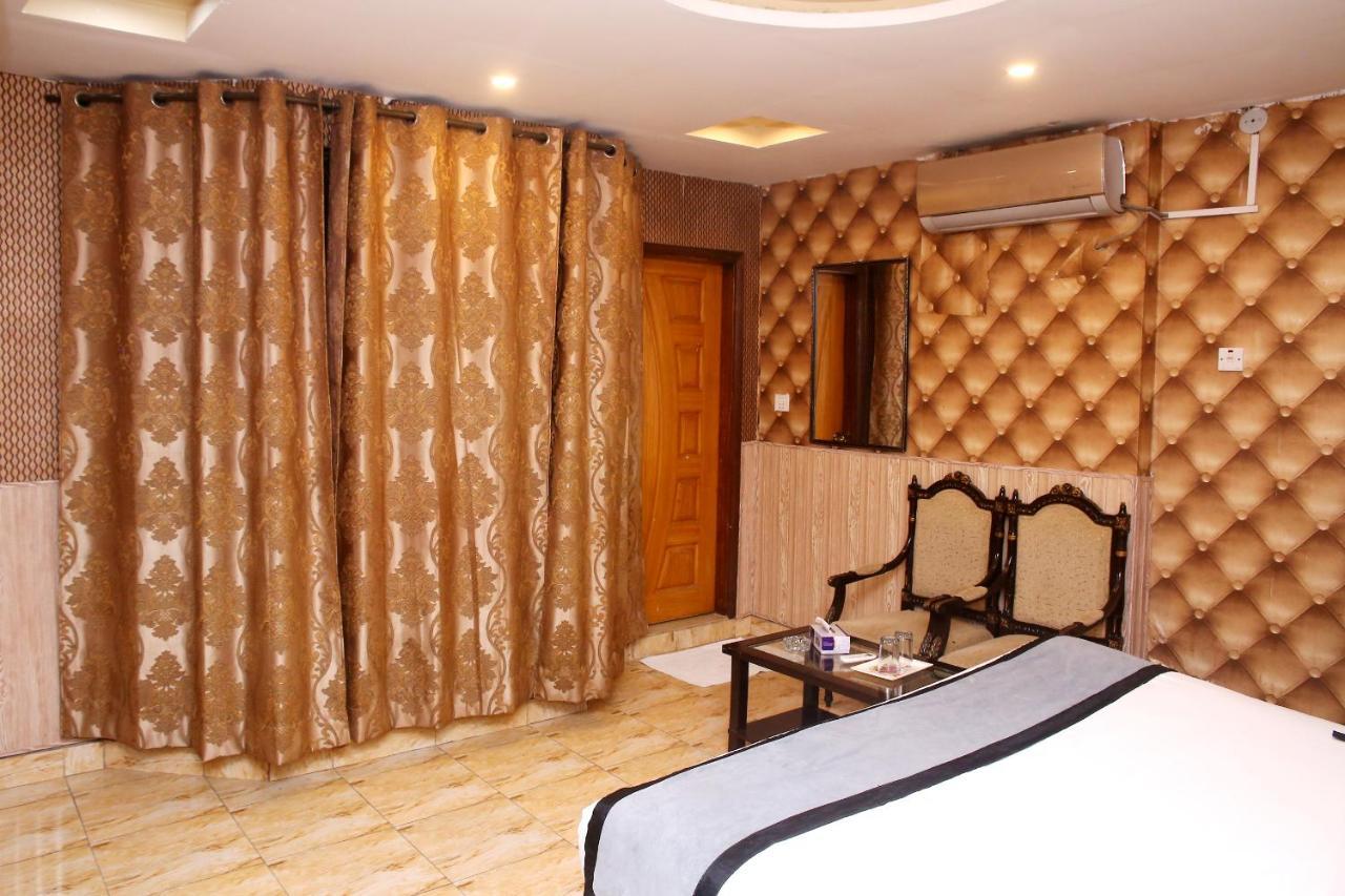 Premier Inn Mall Лахор Екстериор снимка