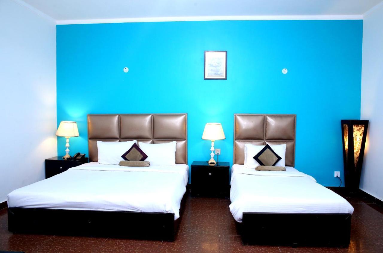 Premier Inn Mall Лахор Екстериор снимка