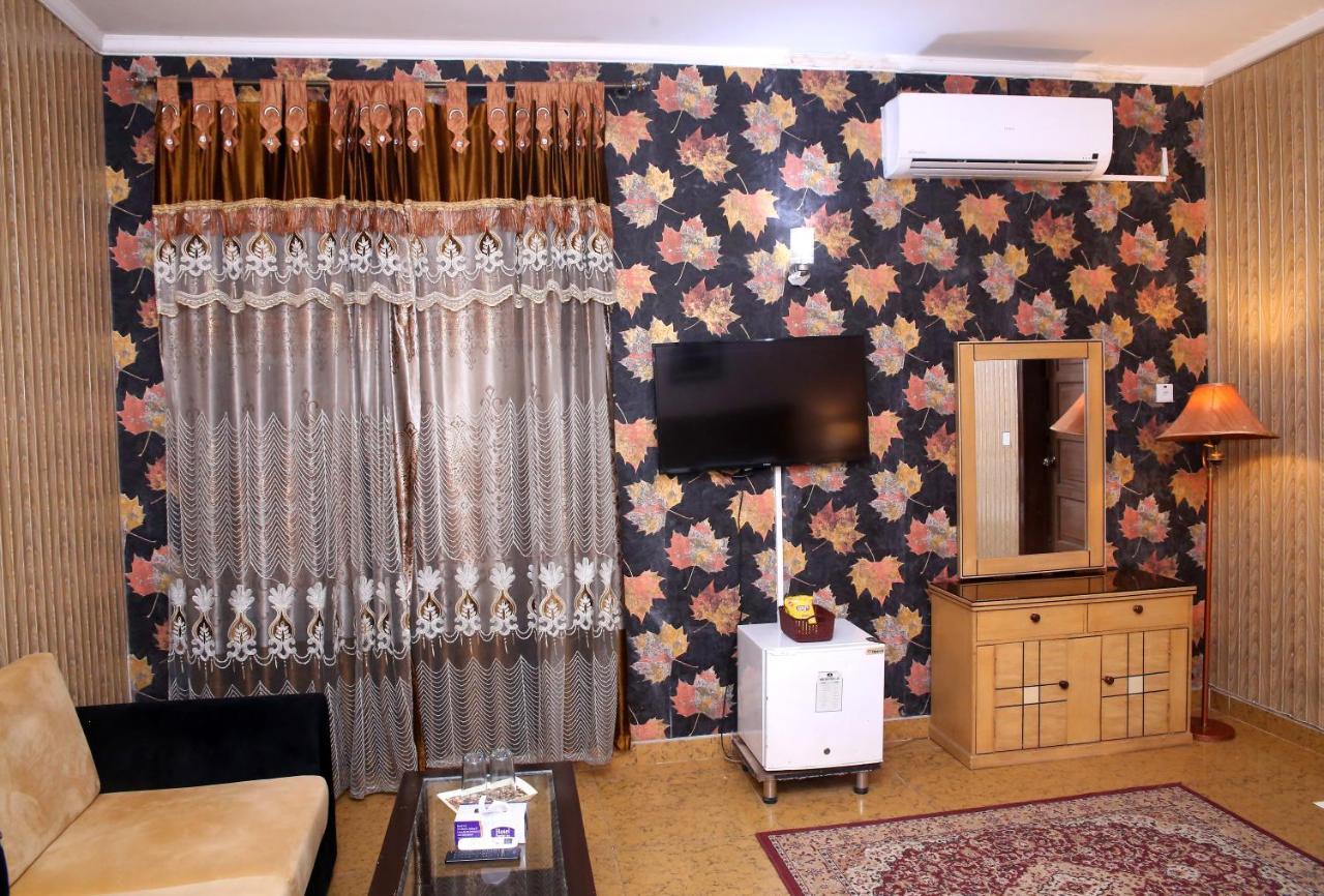 Premier Inn Mall Лахор Екстериор снимка