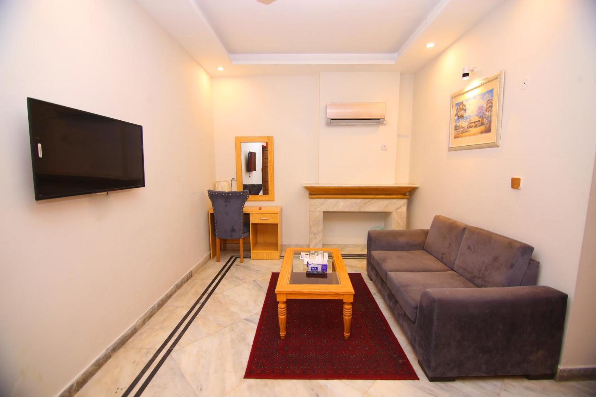 Premier Inn Mall Лахор Екстериор снимка