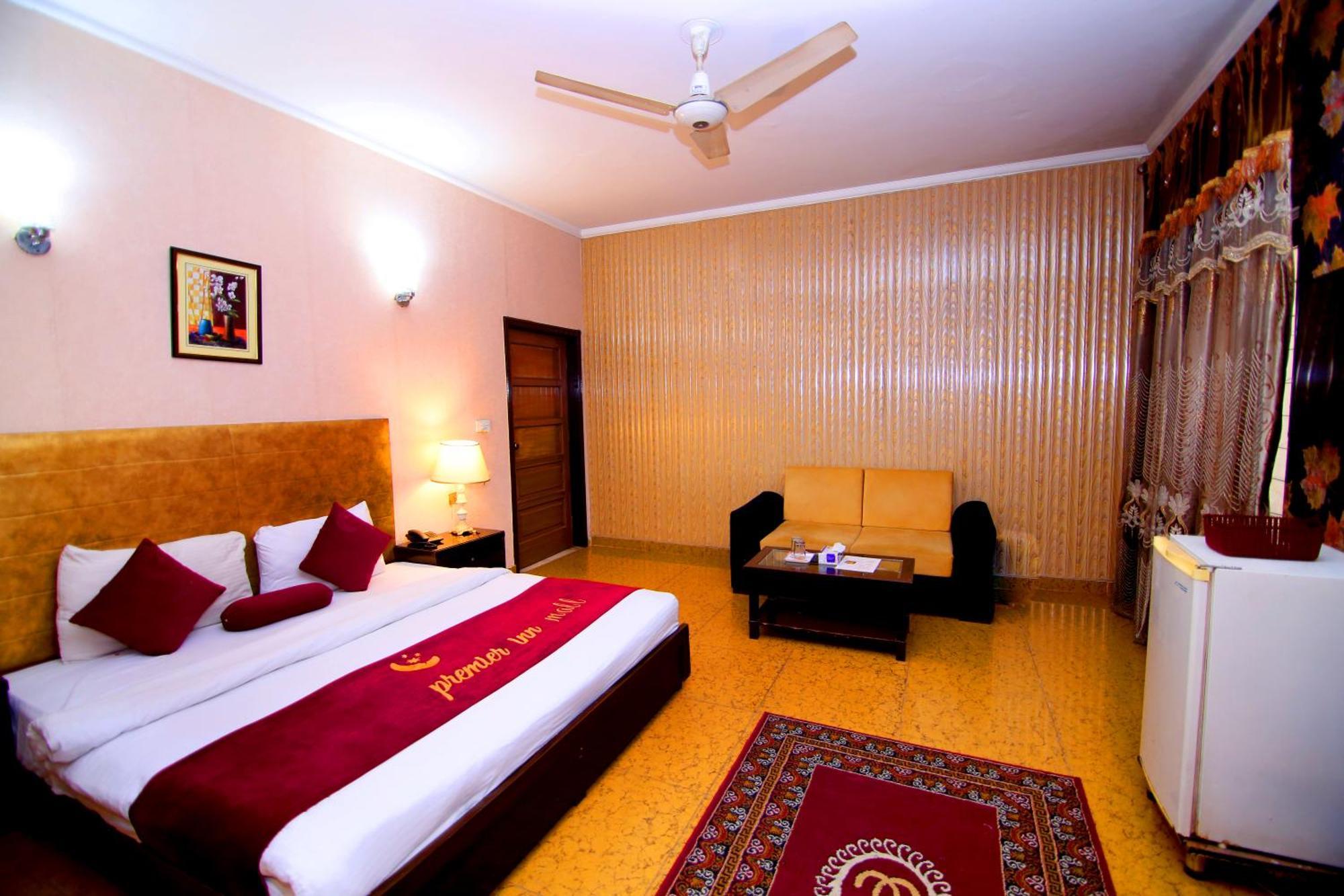 Premier Inn Mall Лахор Екстериор снимка
