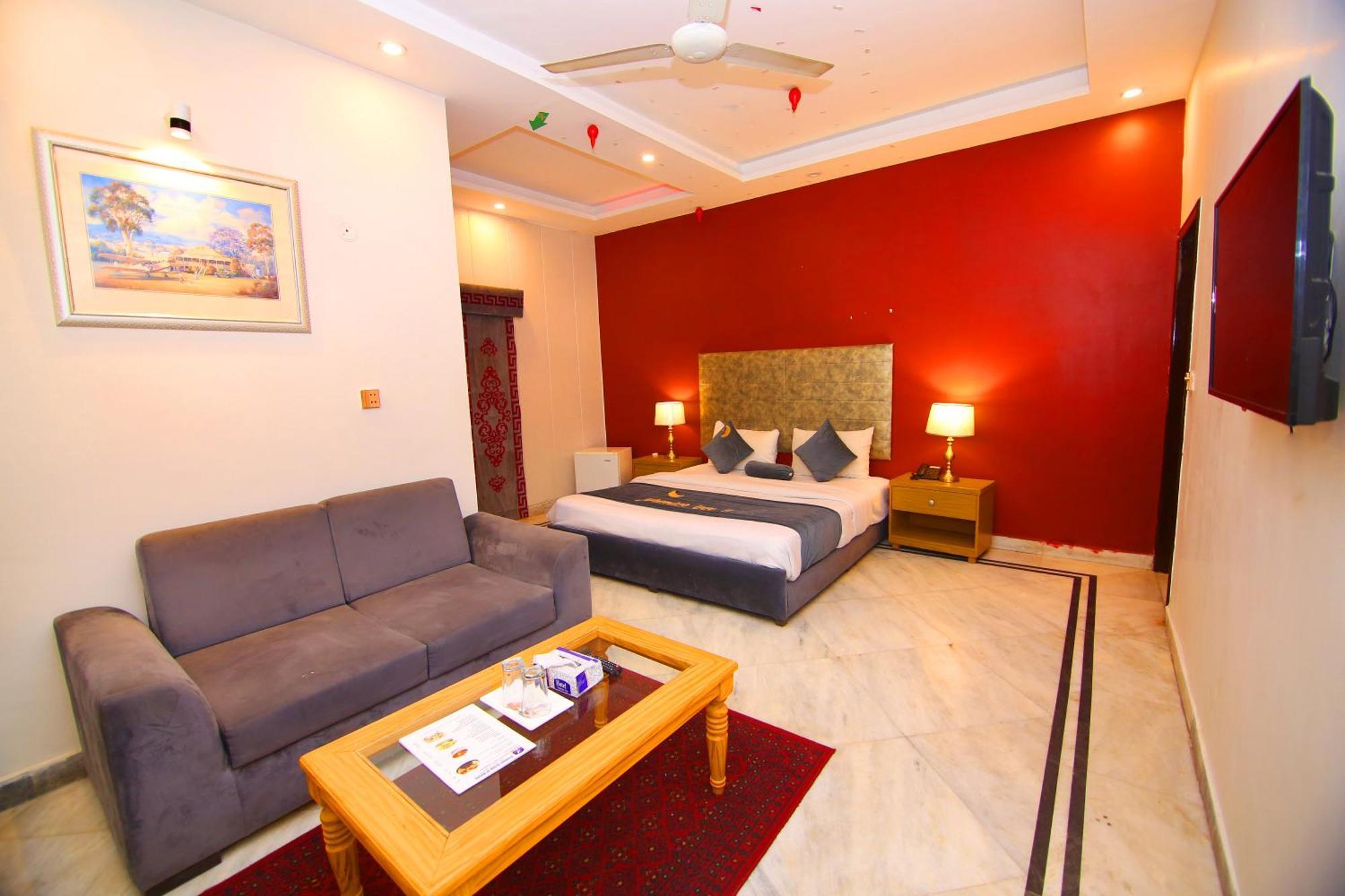 Premier Inn Mall Лахор Екстериор снимка