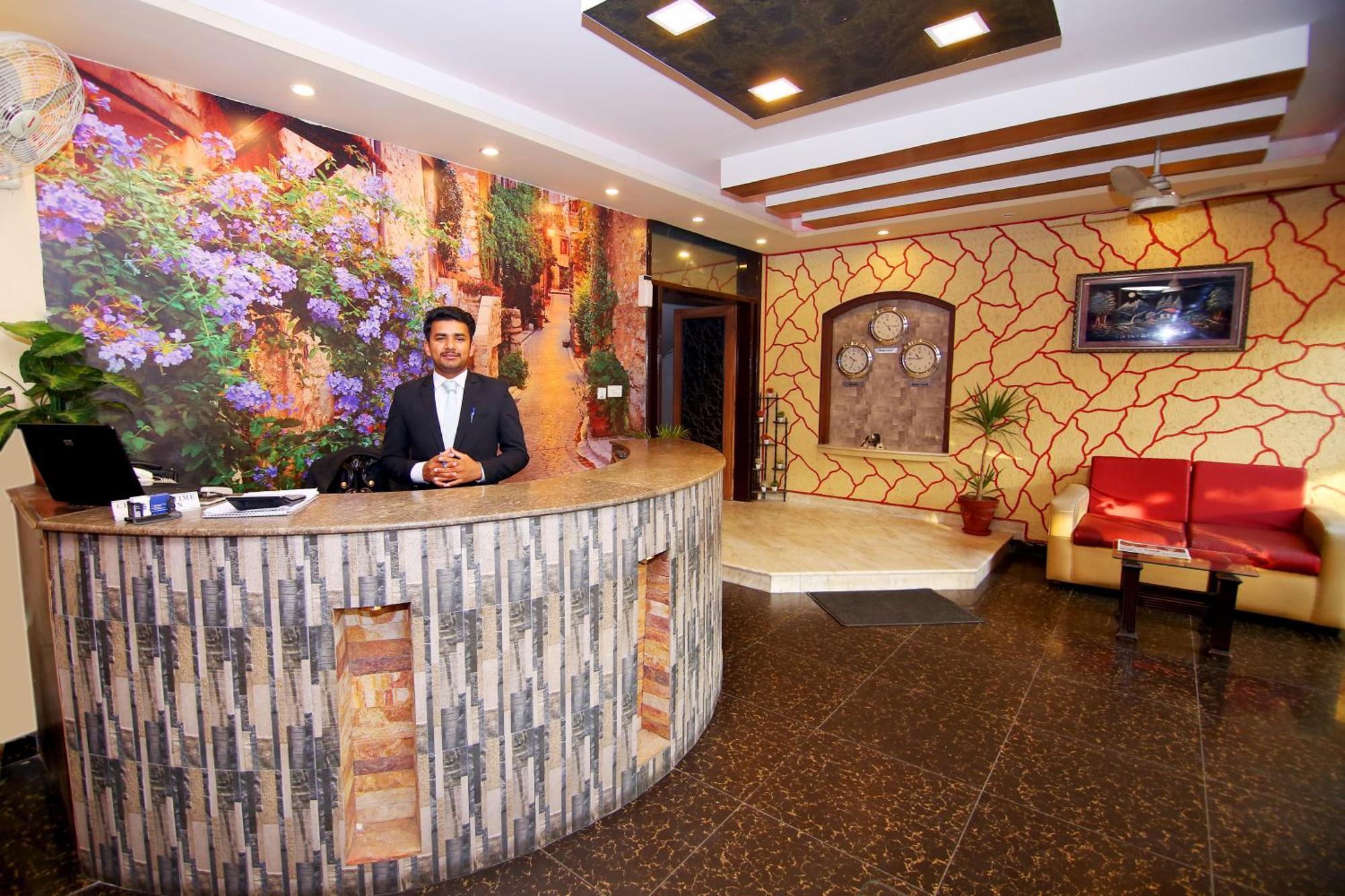 Premier Inn Mall Лахор Екстериор снимка